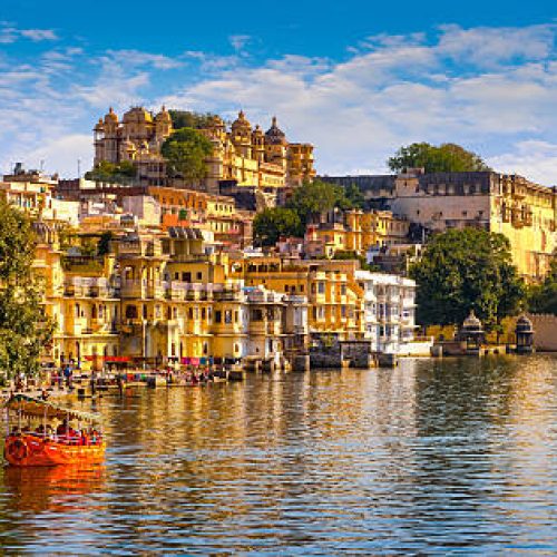 City Palace and Pichola lake in Udaipur, Rajasthan, India, Asia